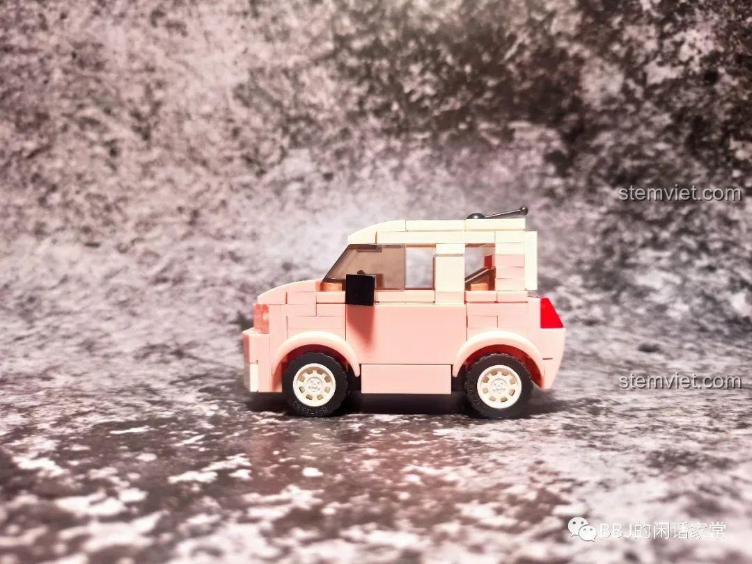 Góc nhìn bên hông phải của mô hình xe hơi mini màu hồng SY 5013, thể hiện sự nhỏ gọn và cân đối.