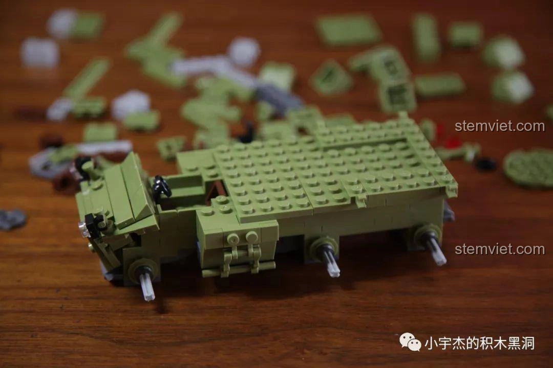 Phần thân xe và cabin lái của xe bọc thép Panlos Brick 631007 đang được hoàn thiện.