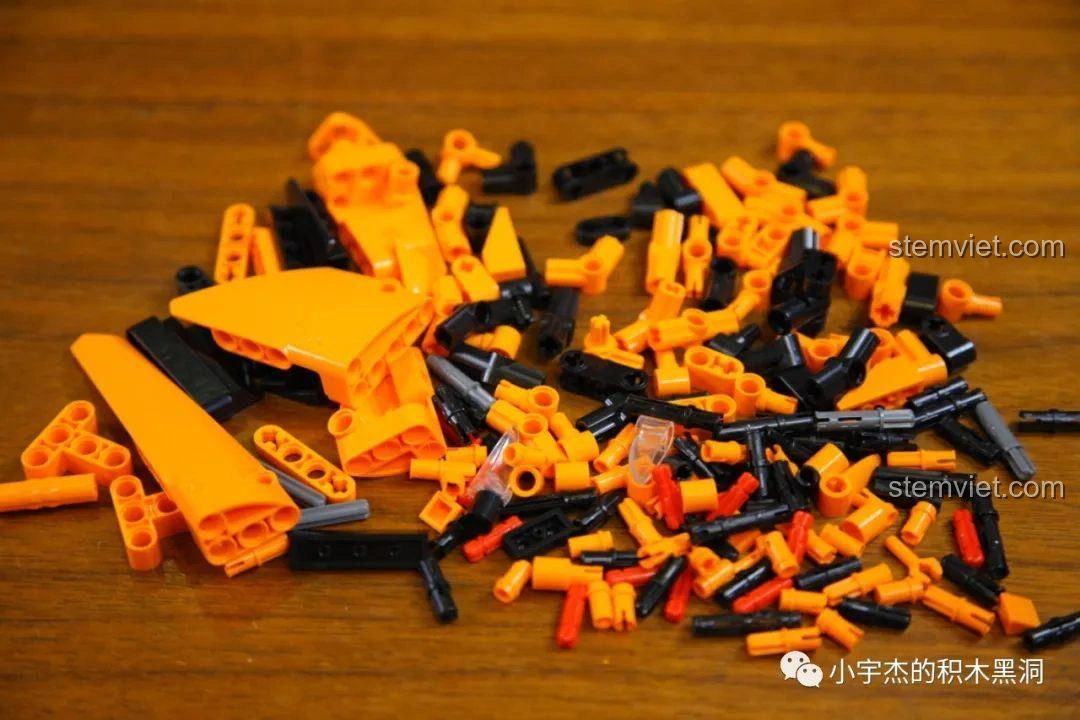 Quá trình lắp ráp thân xe của mô hình Cada 8602 McLaren P1, các đường nét khí động học dần hiện rõ.