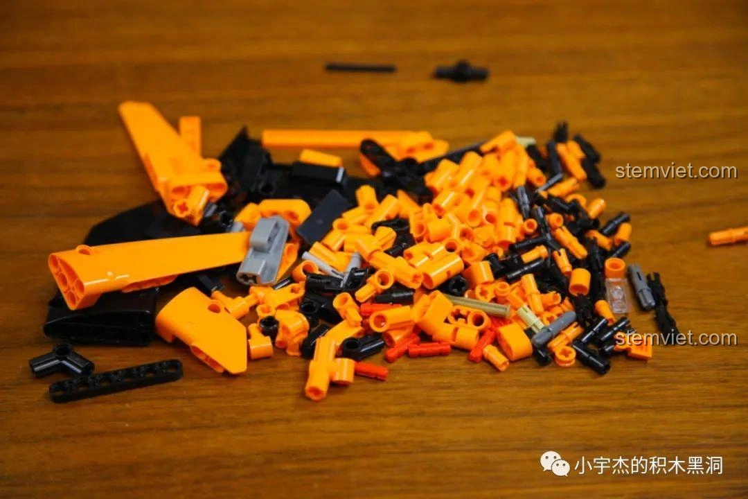 Thân xe của mô hình Cada 8602 McLaren P1 đã hoàn thành, sẵn sàng để gắn bánh xe và các chi tiết cuối.