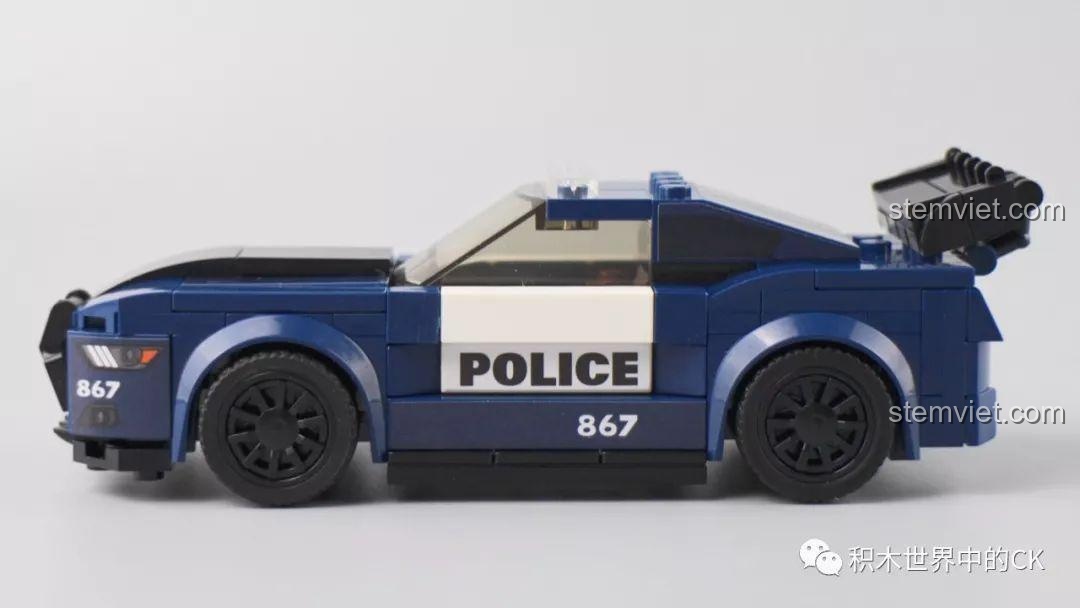 Góc nhìn bên hông của mô hình xe cảnh sát Ford Mustang Sembo 607029, một món đồ chơi mô hình xe hơi.