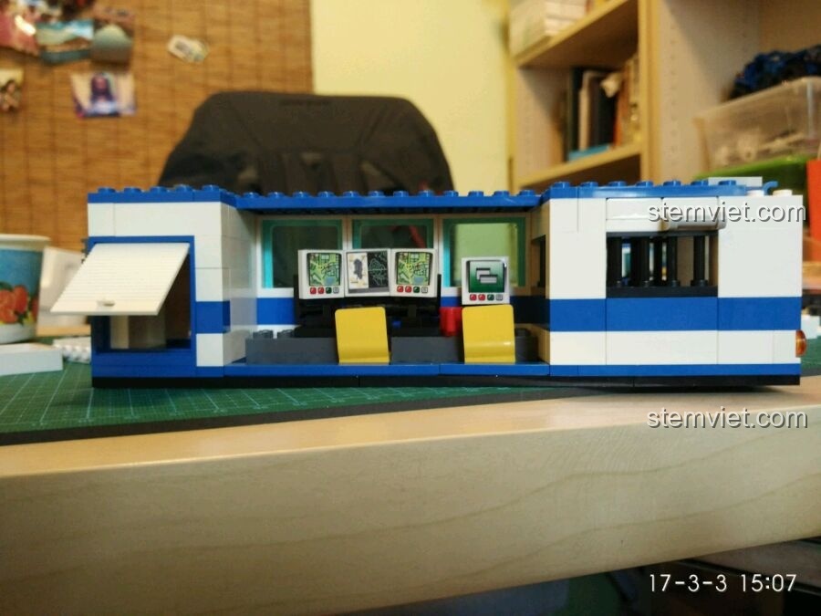 Toàn cảnh phần thân xe và trung tâm điều khiển của bộ đồ chơi lắp ráp GUDI 9316, cho thấy không gian bên trong rộng rãi.