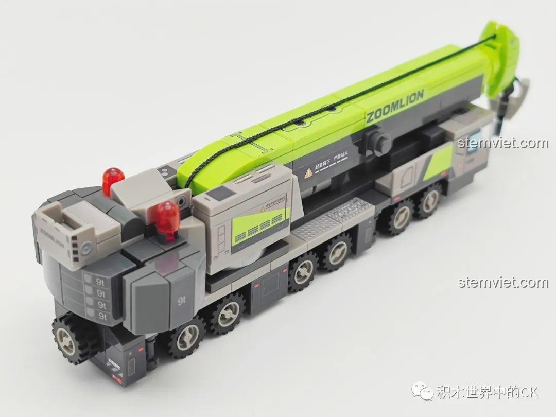 Cận cảnh thân xe cẩu SEMBO 705101 Zoomlion, với các chi tiết đồ họa và hệ thống bánh xe, thể hiện sự tinh xảo trong thiết kế.