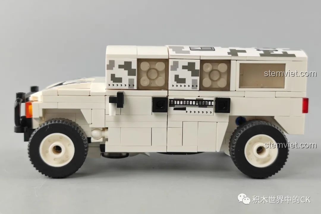 Góc nhìn bên hông của mô hình xe chiến đấu biến hình Zhegao QL0175 với họa tiết rằn ri kỹ thuật số.