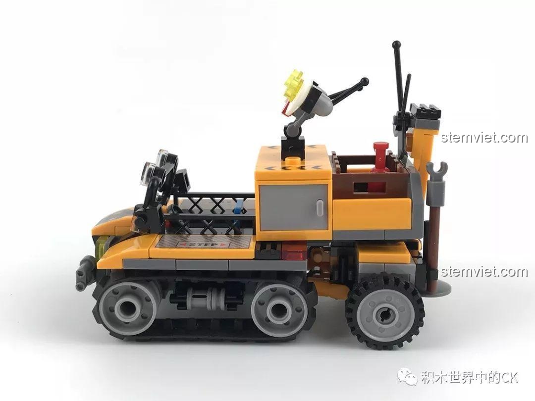 Góc nhìn bên hông của mô hình xe cứu hộ bánh xích Sembo SD9511, thể hiện chiều dài và thiết kế tổng thể.