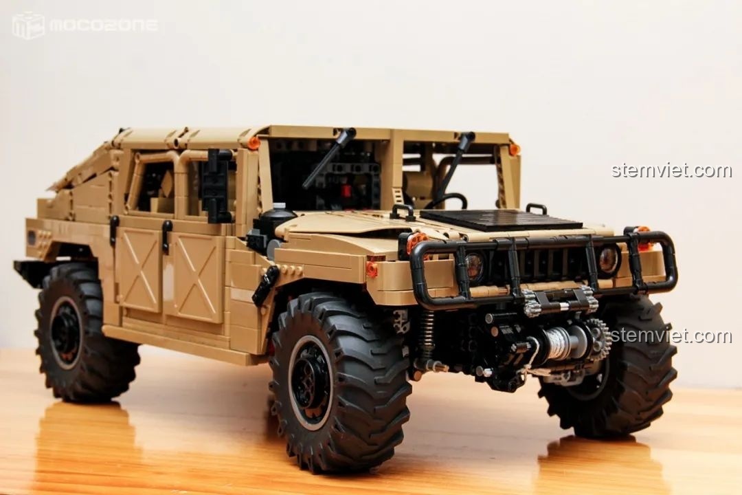 Thân xe Humvee H1 đang được lắp ráp.