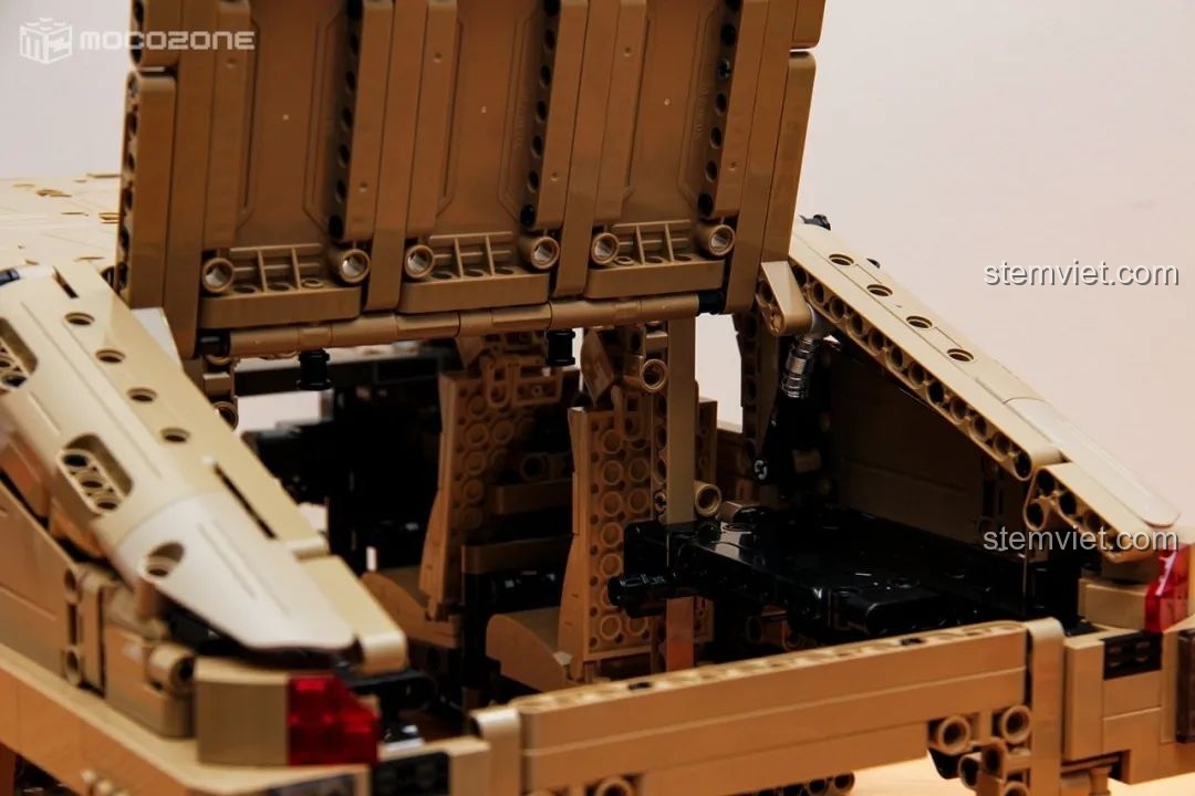 Thân xe Humvee H1 đang được lắp ráp.