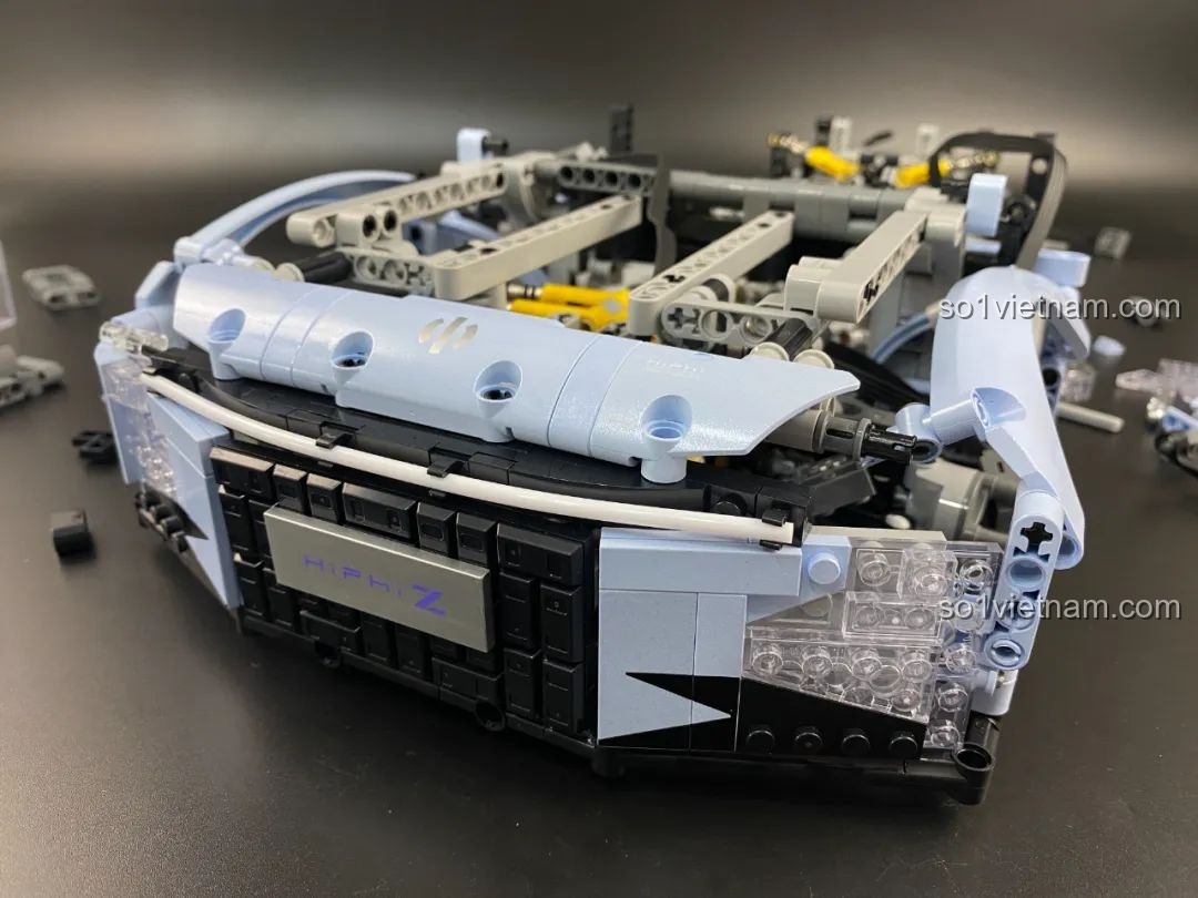 Thân xe đang trong quá trình lắp ráp của bộ lắp ráp xe HiPhi Z Pixel Sci-Fi Car Model của Pantasy