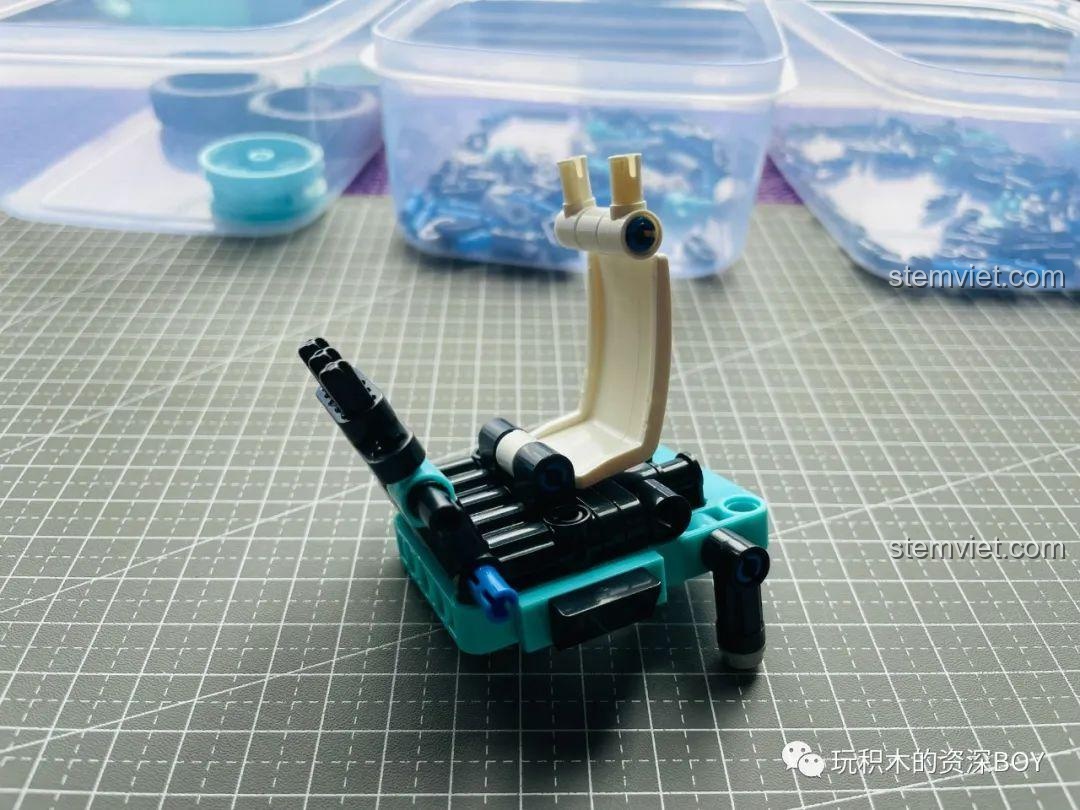 Phần thân xe của bộ lắp ráp xe điện ZHEGAO QL1265 đã có hình dáng, với khoang pin nổi bật.