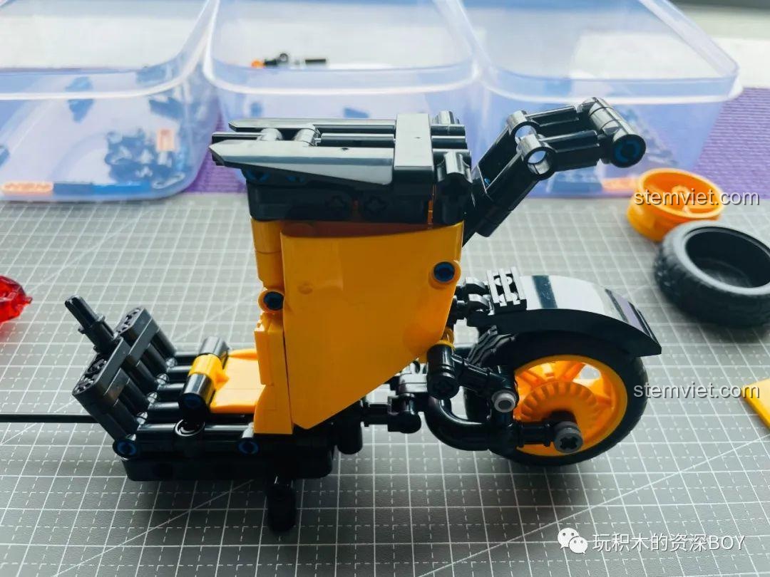 Phần thân xe của bộ lắp ráp xe điện ZHEGAO QL1268 đã hoàn thiện, sẵn sàng cho các bước tiếp theo.