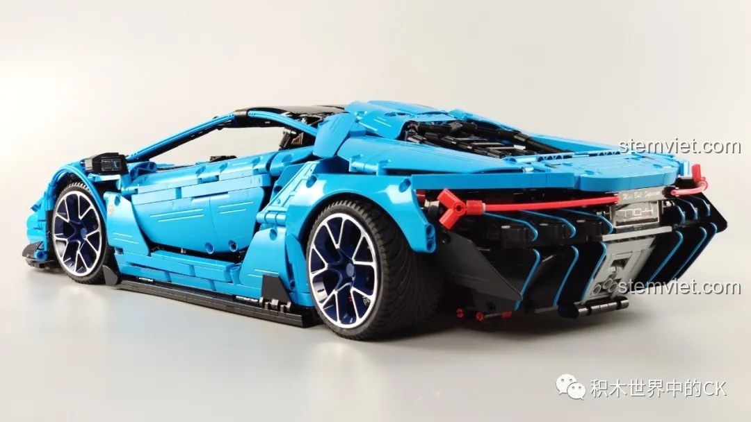 Góc nhìn ngang thân xe của đồ chơi lắp ghép Siêu xe Lamborghini Centenario cho trẻ em 14+.