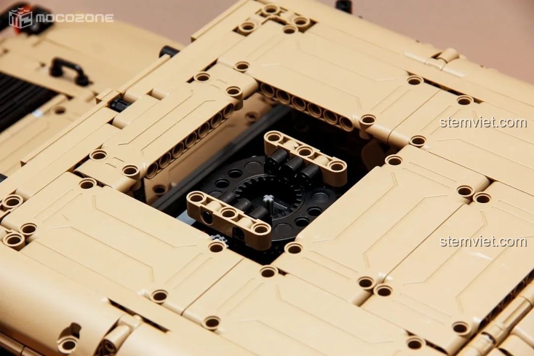 Thân xe Humvee H1 được lắp ráp với khung sườn.