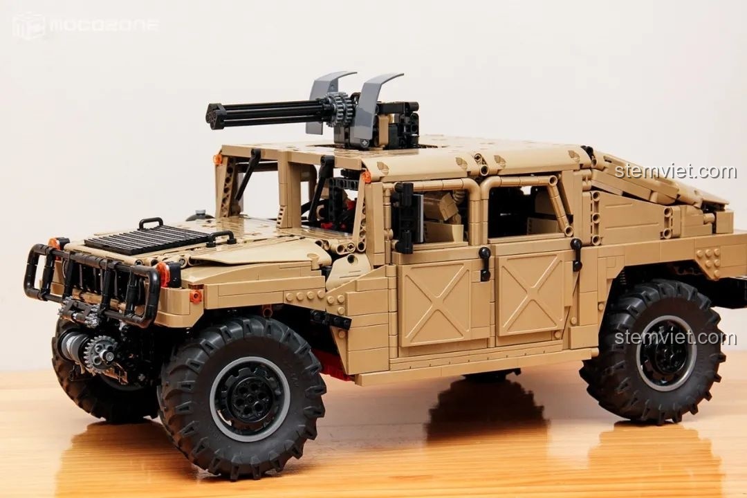 Thân xe Humvee H1 được lắp ráp với khung sườn.