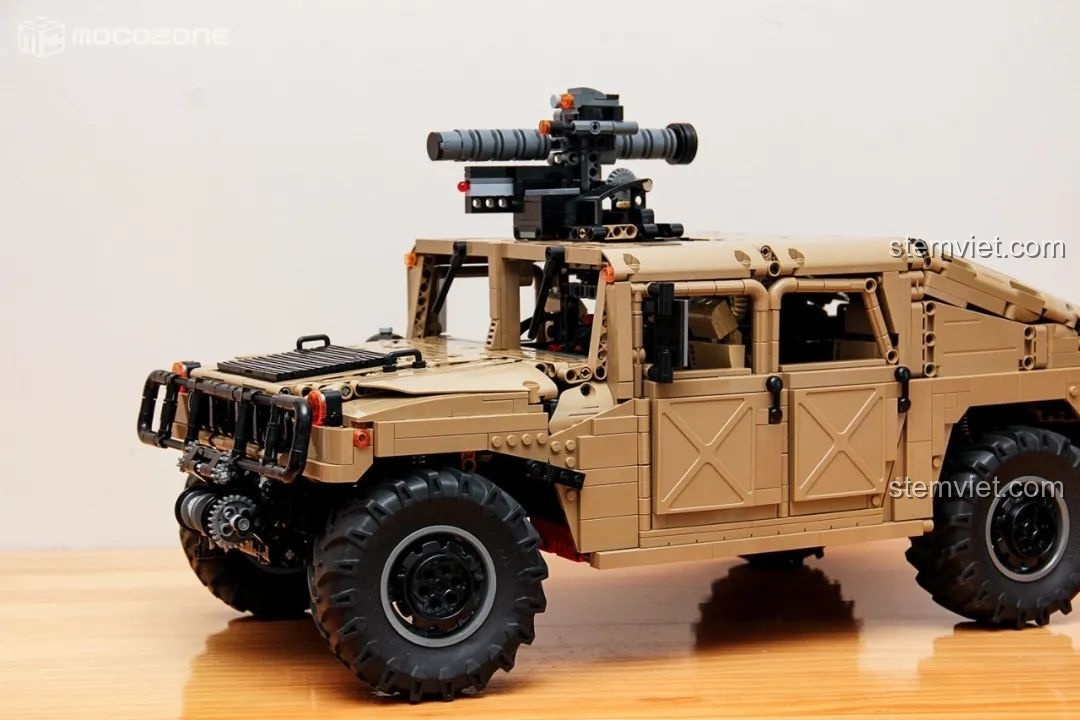 Thân xe Humvee H1 được lắp ráp với khung sườn.