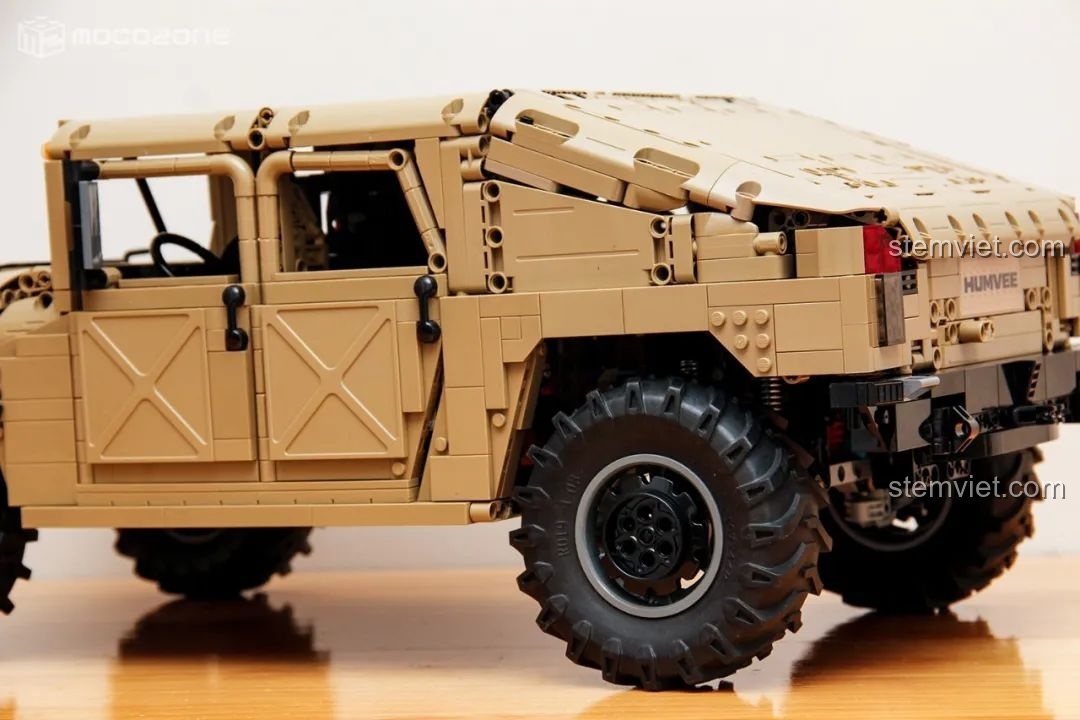 Thân xe Humvee H1 được lắp ráp với khung sườn.