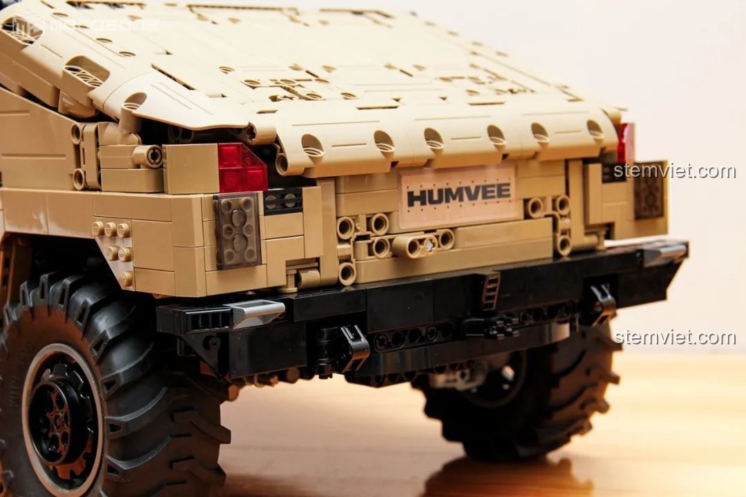 Thân xe Humvee H1 được lắp ráp với khung sườn.