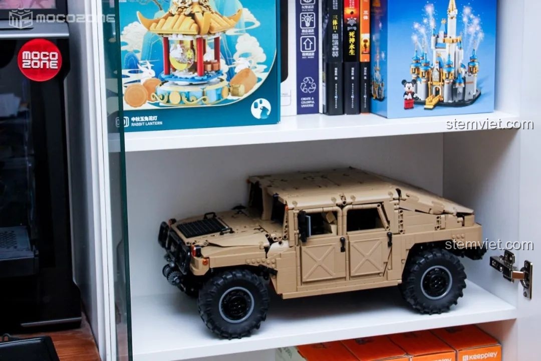 Thân xe Humvee H1 được lắp ráp với khung sườn.