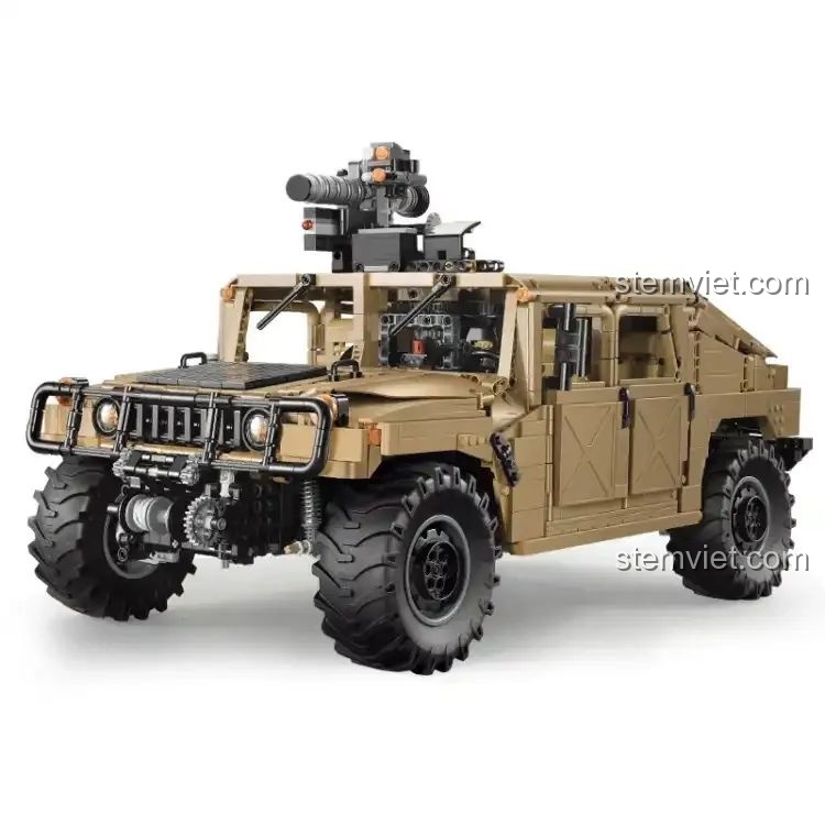Thân xe Humvee H1 được lắp ráp với khung sườn.
