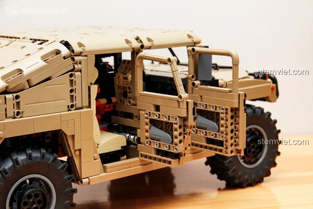 Thân xe Humvee H1 được lắp ráp với khung sườn.