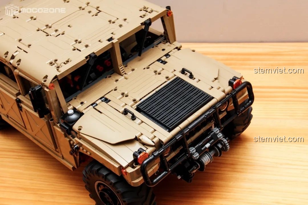 Thân xe Humvee H1 được lắp ráp với khung sườn.