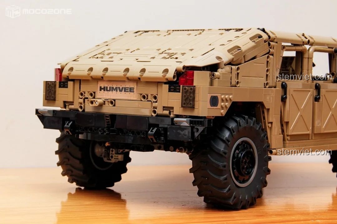 Thân xe Humvee H1 được lắp ráp với khung sườn.