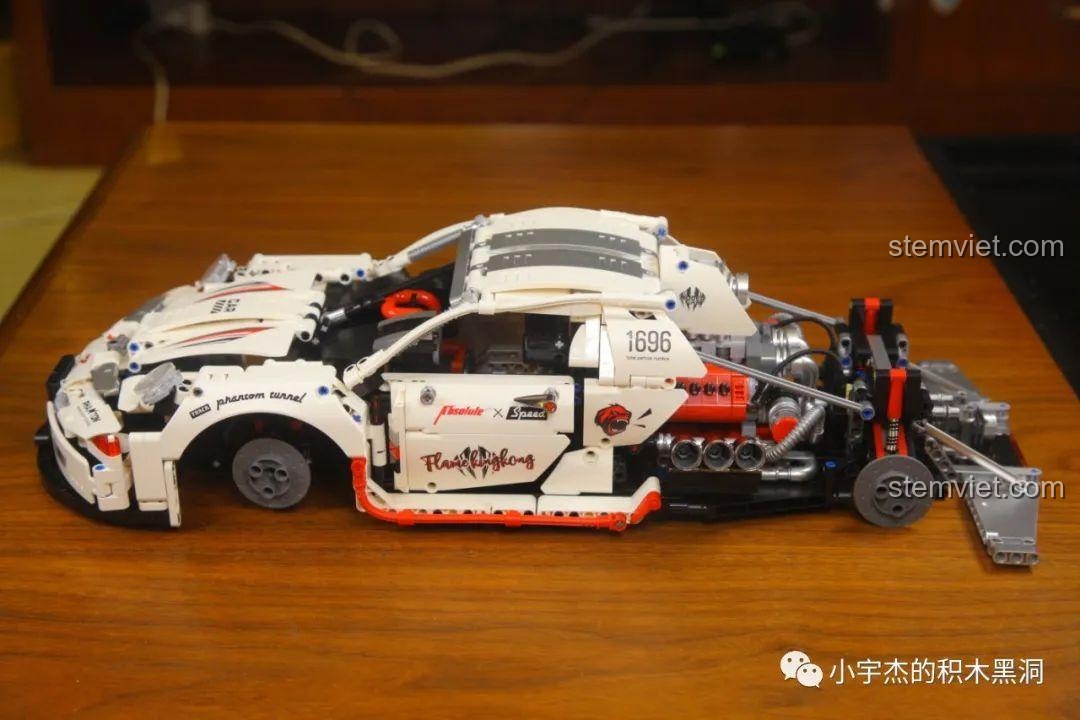 Mô hình xe BrickCool KC010 với phần thân xe đã hoàn thiện, sẵn sàng để lắp bánh xe.