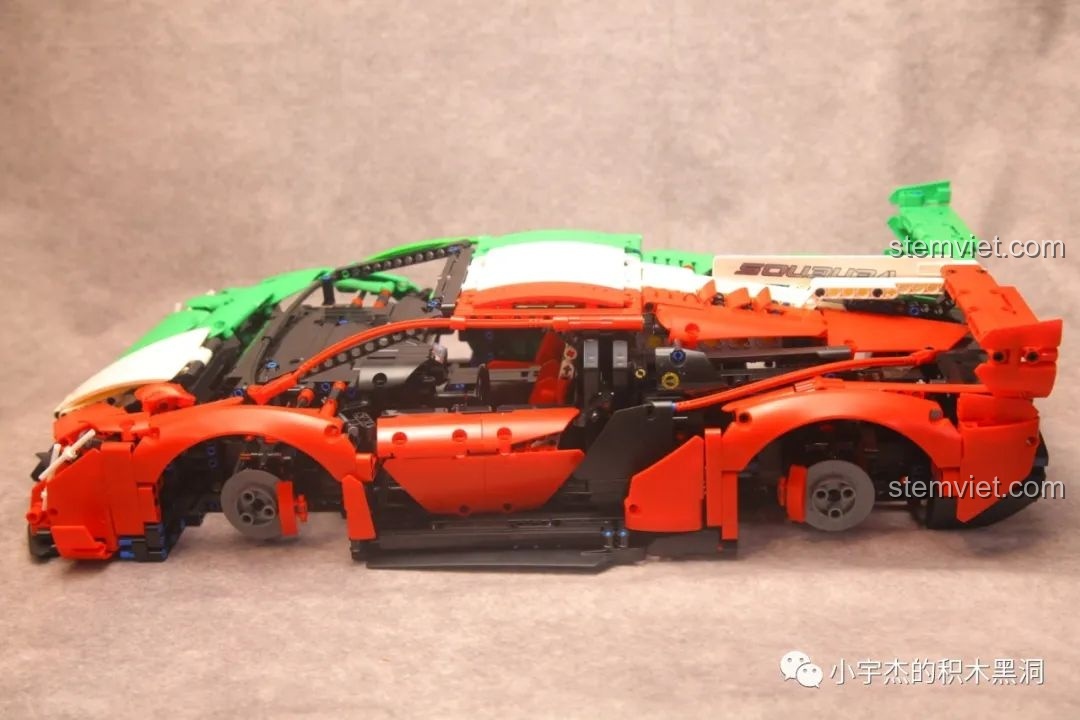 Mô hình K-box 10222 đã hoàn thiện phần thân vỏ, sẵn sàng cho bước cuối cùng là lắp bánh xe.