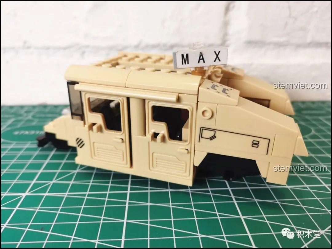 Mô hình Hummer H1 Sluban với phần thân và cửa đã được lắp ráp hoàn chỉnh.