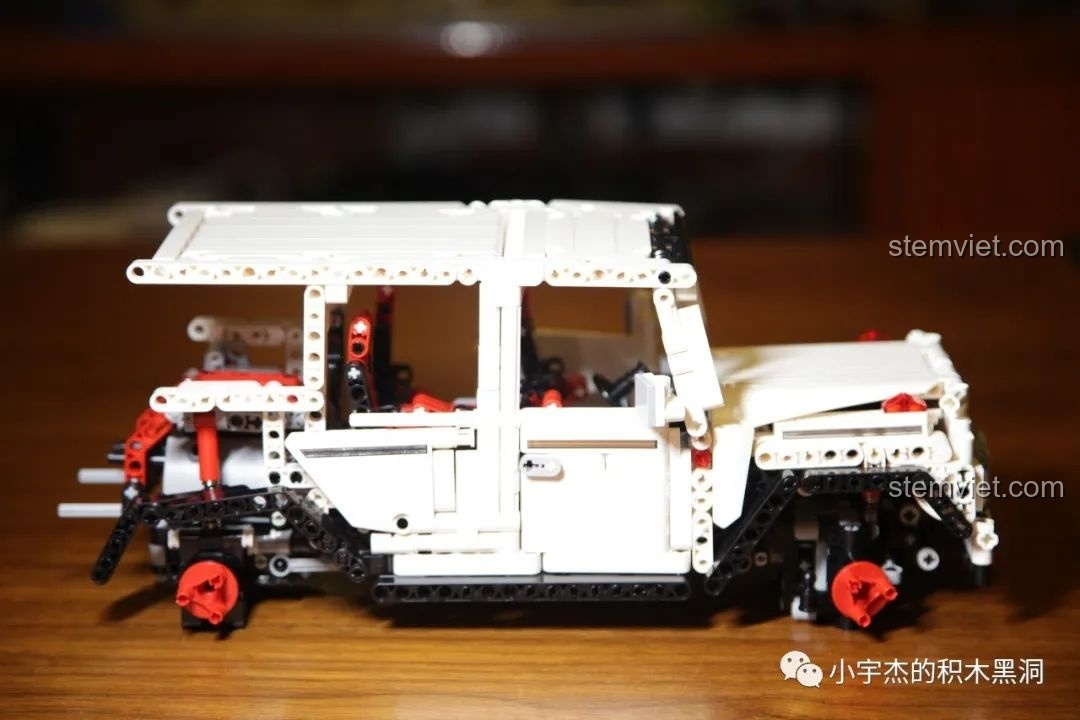 Góc nhìn bên hông của xe Mould King 13069 sau khi lắp thân vỏ, thể hiện thiết kế vuông vức.