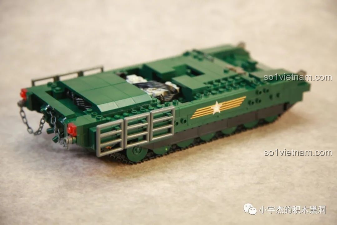 Toàn bộ phần thân xe tăng Sluban M38-B0850 đã được lắp ráp hoàn chỉnh, sẵn sàng để gắn tháp pháo.