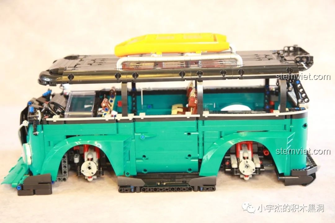 Thân xe Volkswagen T1 K Box 10510 đã hoàn thiện, chuẩn bị lắp kính chắn gió và bánh xe.