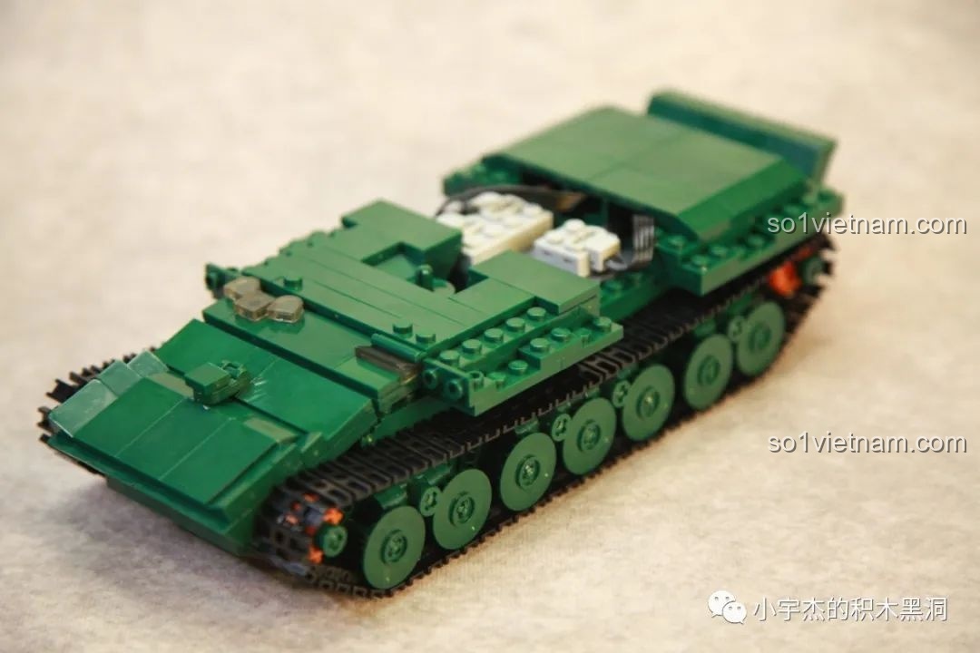 Phần thân xe tăng T-14 Armata đã hoàn thiện với bộ xích được lắp ráp hoàn chỉnh, sẵn sàng cho các bước tiếp theo.