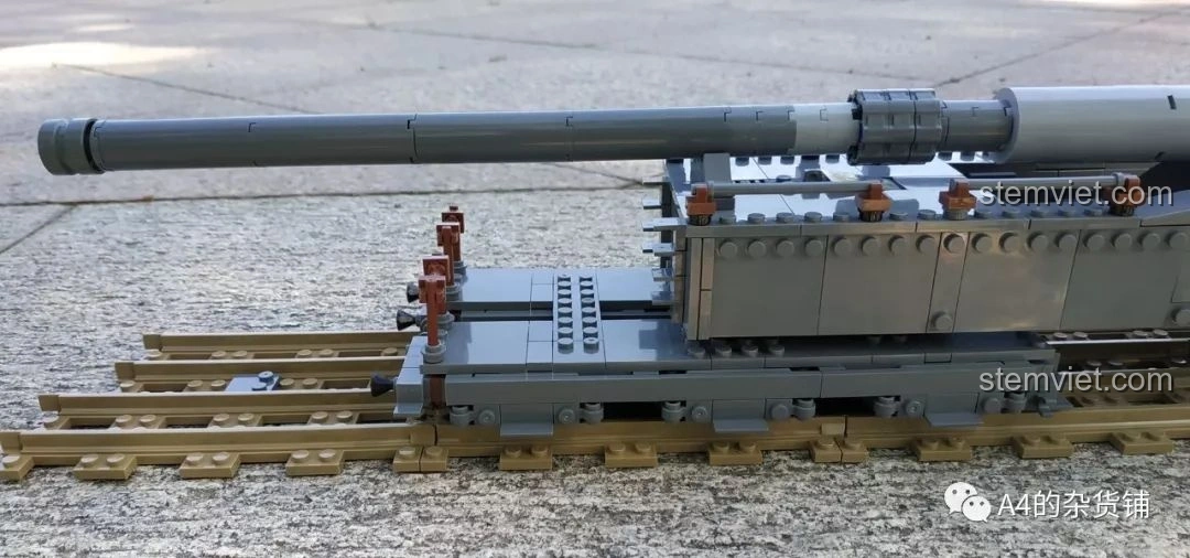 Góc nhìn khác về phần thân xe của KAZI KY10005 Pháo Xe Lửa Dora 800mm Đức, thể hiện sự vững chắc.