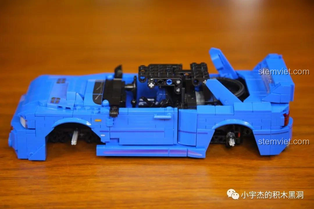 Thân xe của bộ lắp ráp Subaru Impreza 22B STi Version đã hoàn thành, sẵn sàng lắp bánh.