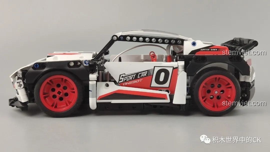 Góc nhìn ngang của mô hình Xe Đua Drift ONEBOT, khoe dáng vẻ thon gọn và bộ tem xe 'SPORT CAR' đầy phong cách.