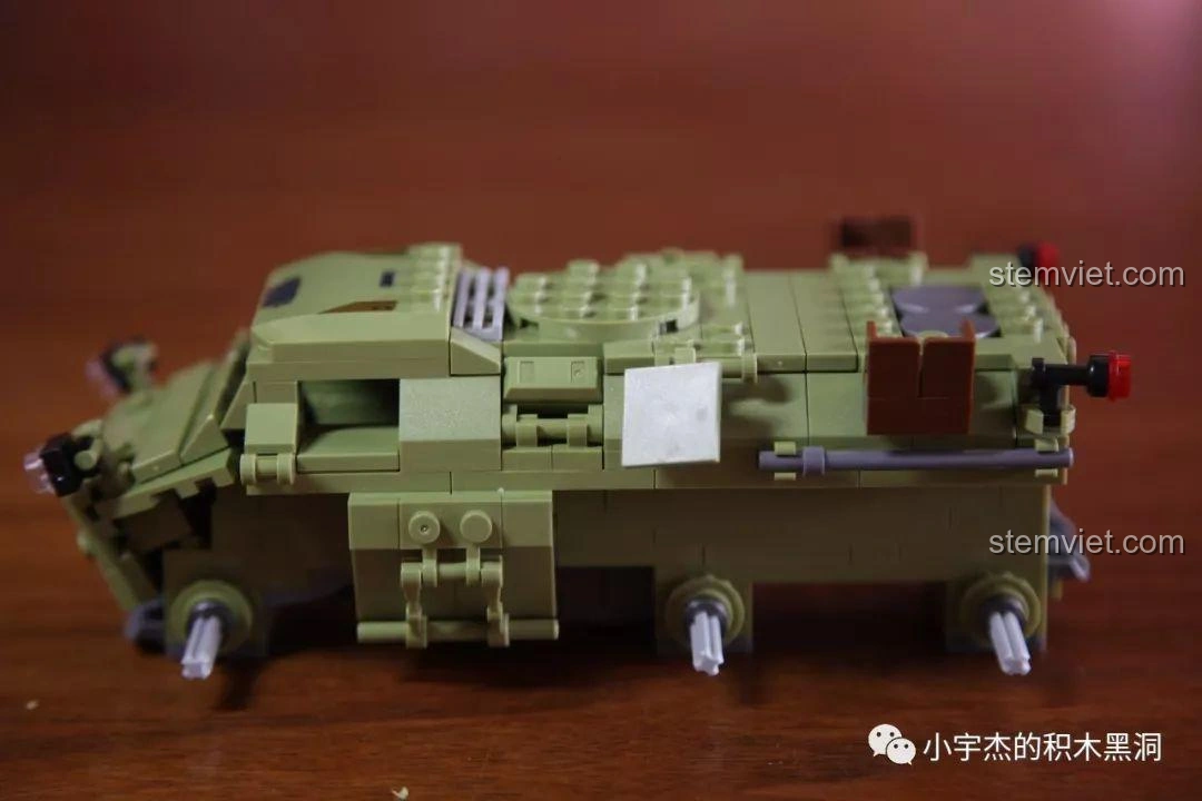 Góc nhìn ngang của thân xe bọc thép Panlos Brick 631007, thể hiện thiết kế không có cửa.