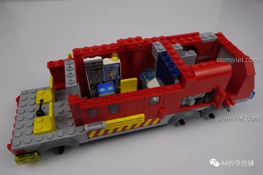 Mô hình xe cứu hỏa QMAN 2807 sau khi hoàn thành túi số 2, phần thân và cabin đã được dựng lên gần như hoàn chỉnh.