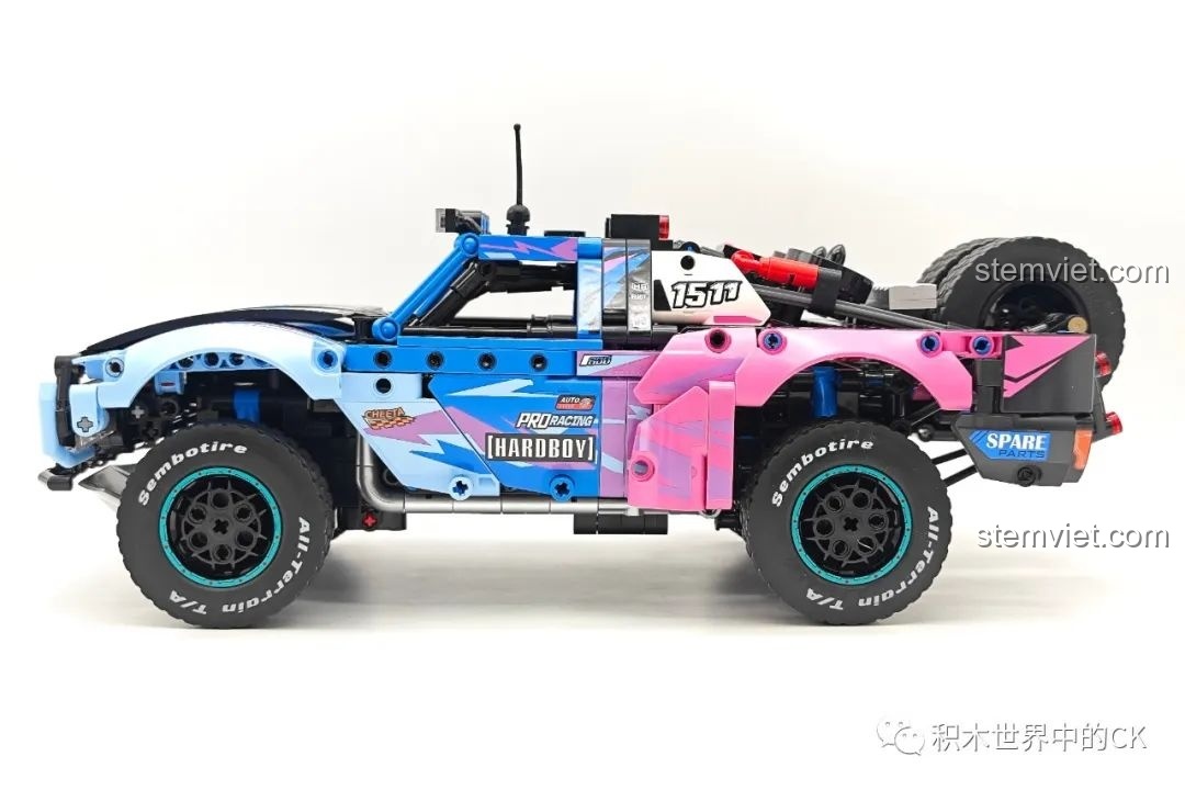 Nhìn từ bên hông xe SEMBO 715006, thể hiện sự kết hợp màu sắc và sticker độc đáo trên thân xe.