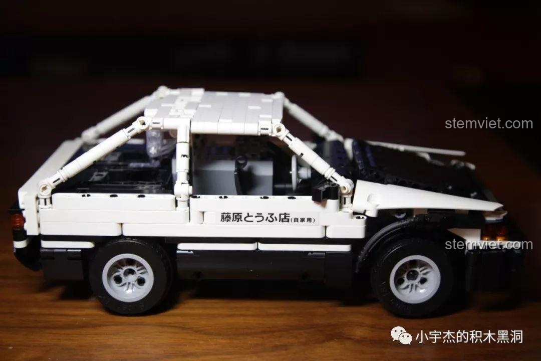 Nhìn ngang thân xe mô hình Toyota Sprinter Trueno AE86 K-81 đã hoàn thiện.