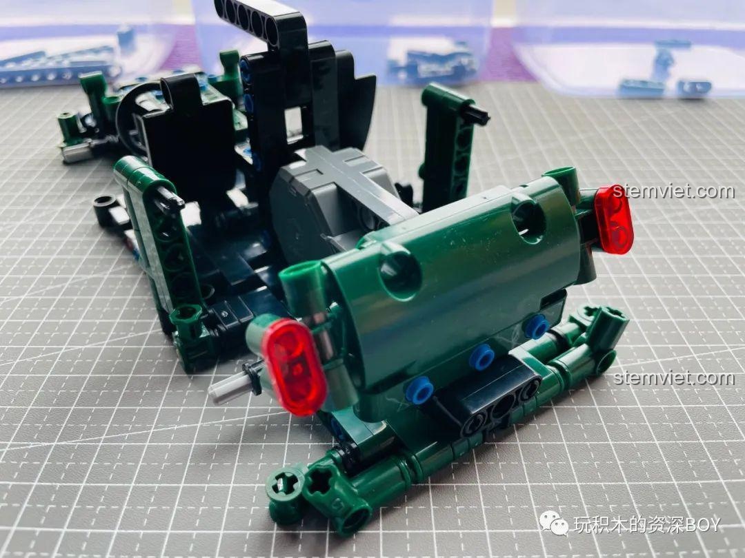 Thân xe gần hoàn thiện sau khi gắn nóc xe, sẵn sàng cho các tấm ốp ngoại thất.