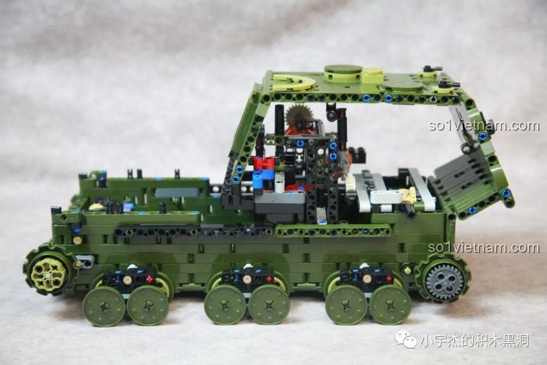 Phần thân xe của Taigao Le T4012 Xe Tăng Ferdinand dần được bao bọc bởi lớp giáp, hiện rõ dáng dấp hầm hố của xe tăng.