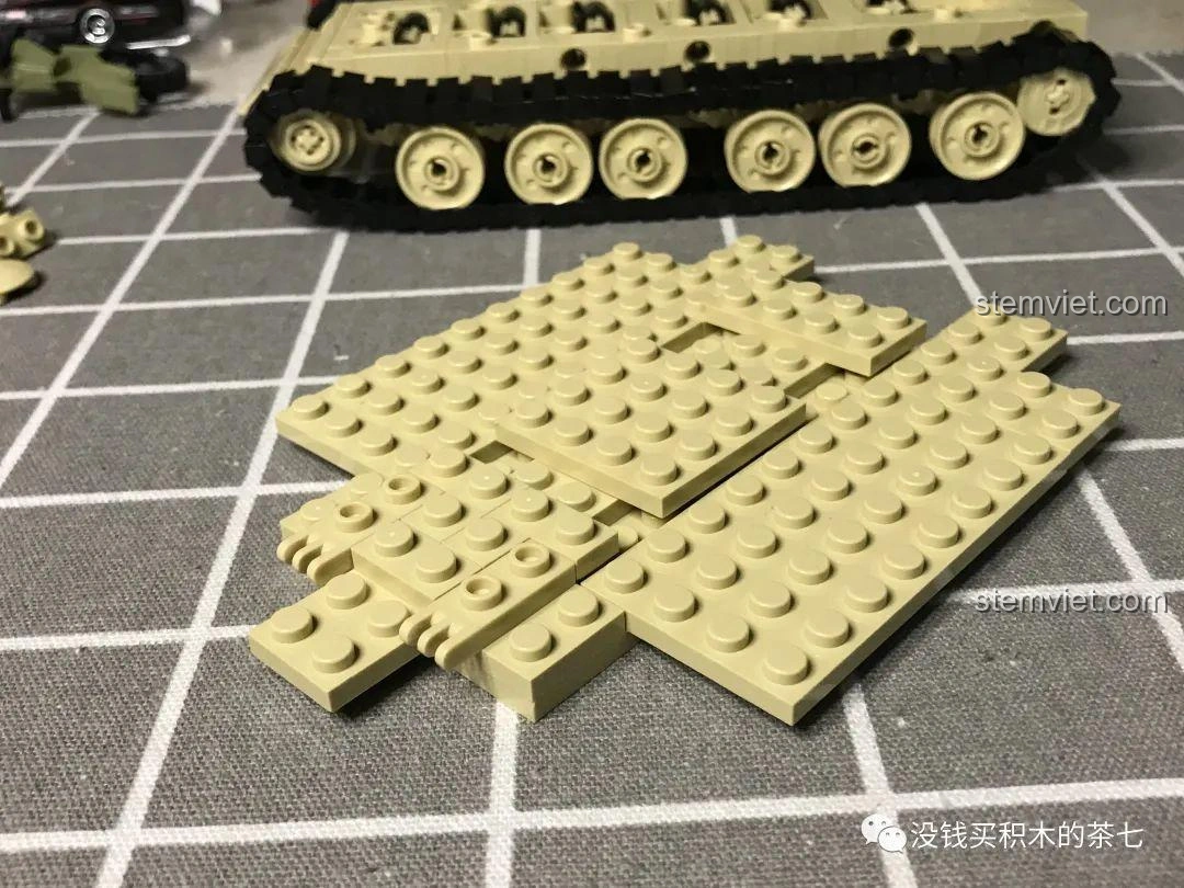 Thân xe tăng Challenger 2 FV 4034 JIAZHI 0105 đã được lắp một phần, cho thấy cấu trúc vững chắc của mô hình.