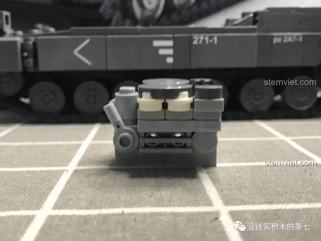 Cận cảnh cạnh bên của thân xe tăng Jiazhi 0104 Leopard 2A7+ đã hoàn thành, thể hiện chi tiết giáp và xích.