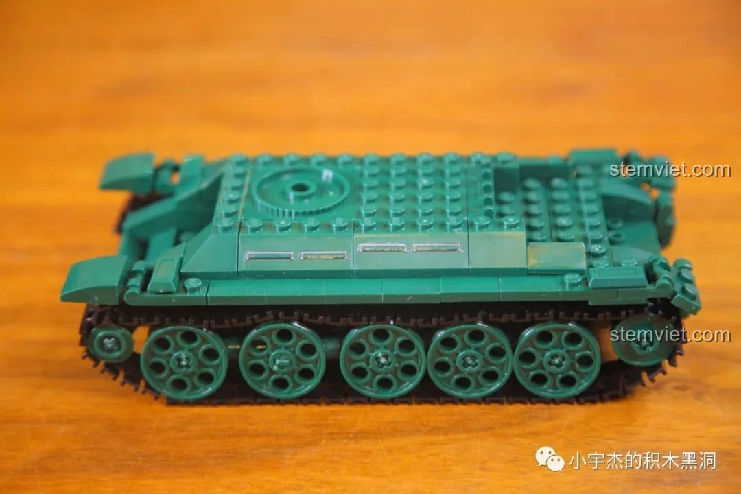 Thân xe tăng 215 Sluban M38-B0982 đã được phủ kín, các chi tiết nhỏ bắt đầu được thêm vào.