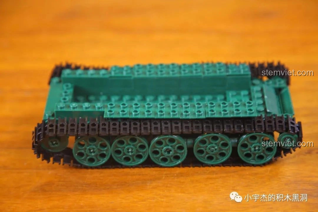 Phần thân xe tăng 215 Sluban M38-B0982 đã hoàn thành, với dây xích được lắp đặt.