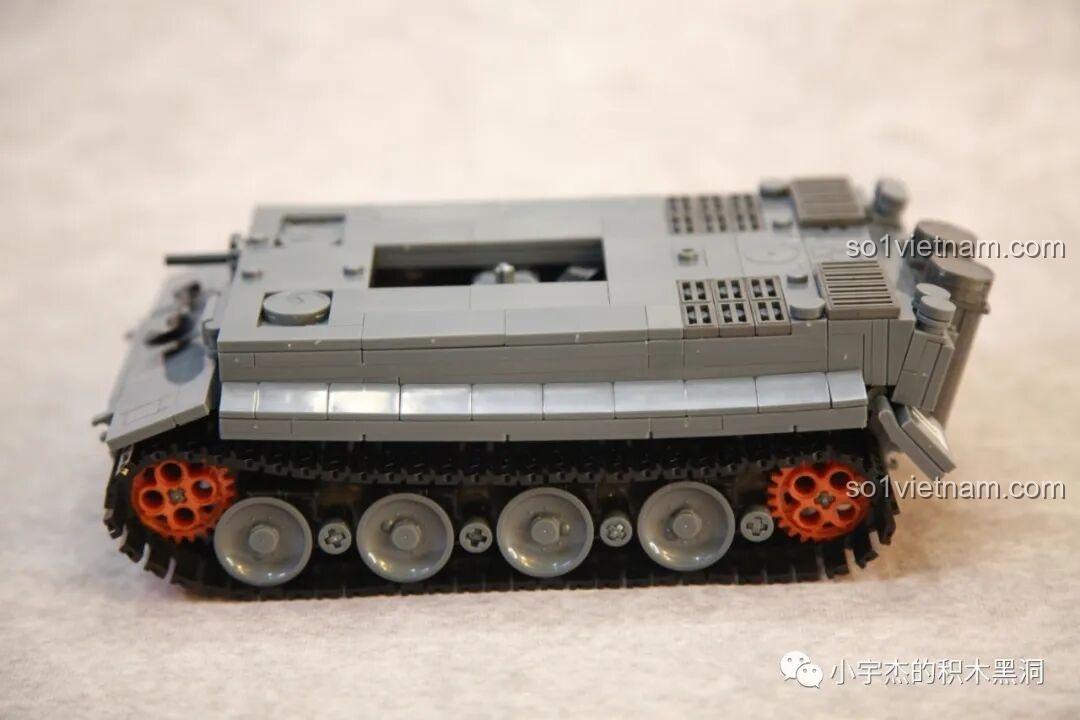 Thân xe tăng Tiger I Sluban M38-B0851 đã được lắp hệ thống bánh xích hoàn chỉnh, sẵn sàng cho các bước tiếp theo.