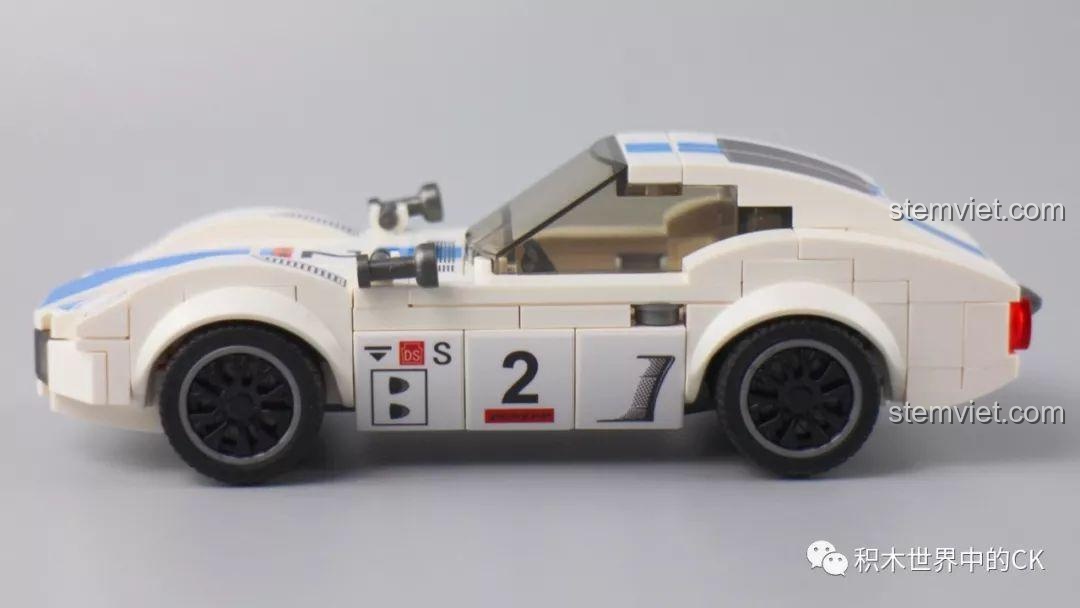 Nhìn từ bên hông, mô hình xe Toyota 2000GT SEMBO 607030 khoe những đường cong mềm mại, cổ điển.