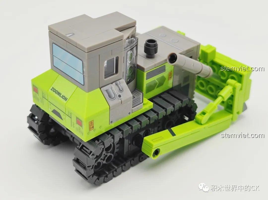 Cận cảnh thân xe ủi SEMBO 705102 Zoomlion, với các chi tiết đồ họa và hệ thống bánh xích, thể hiện sự tinh xảo trong thiết kế.