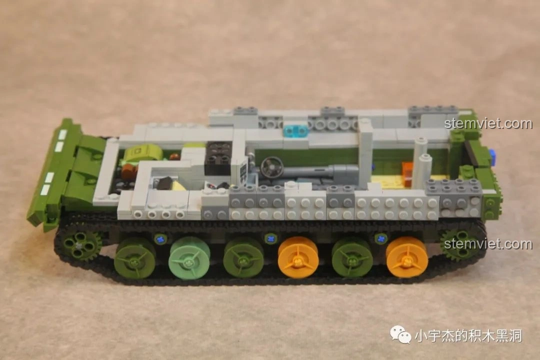 Phần thân xe của Panlos Brick 639010 Xe Chiến Đấu Bộ Binh 04A đang được lắp ráp