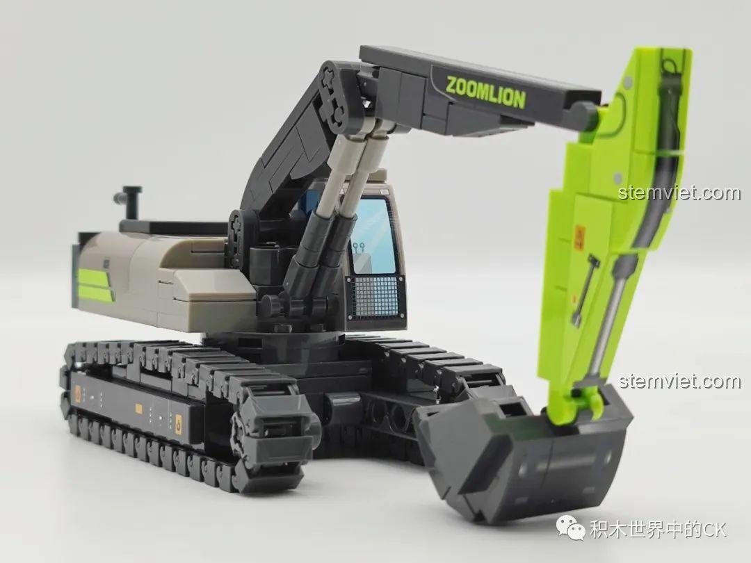Cận cảnh thân xe xúc đất SEMBO 705103 Zoomlion, với các chi tiết đồ họa và hệ thống bánh xích, thể hiện sự tinh xảo trong thiết kế.